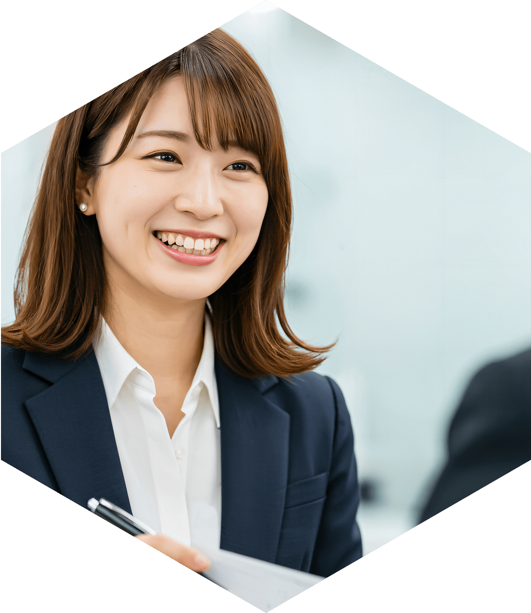 女性が笑顔で話している様子