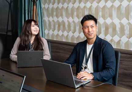 男女がPCで打ち合わせをしてい様子