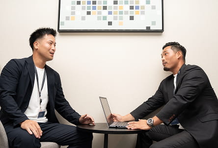 男性2人で打ち合わせをしてい様子